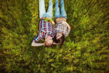 Çimenlerin üzerinde yatan çift