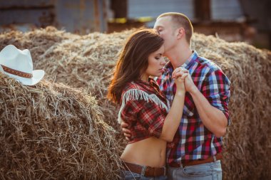 saman kucaklayan Çift