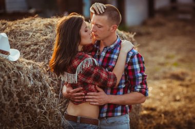 saman kucaklayan Çift