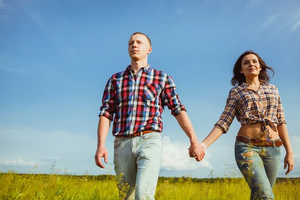 Casal caminhando pelo campo — Fotografia de Stock