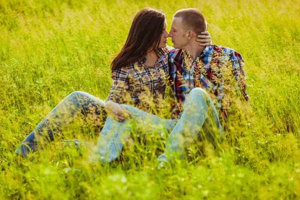 Couple assis sur l'herbe — Photo