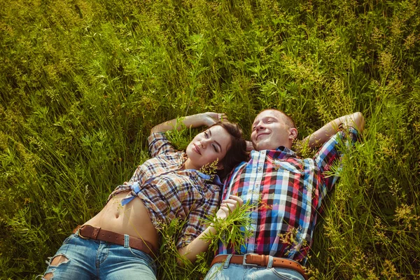 Casal deitado na grama — Fotografia de Stock