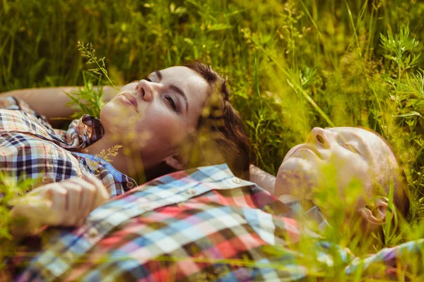 Pár ležící na trávě — Stock fotografie