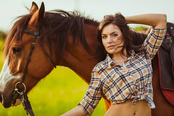 Bella donna in piedi vicino a un cavallo — Foto Stock