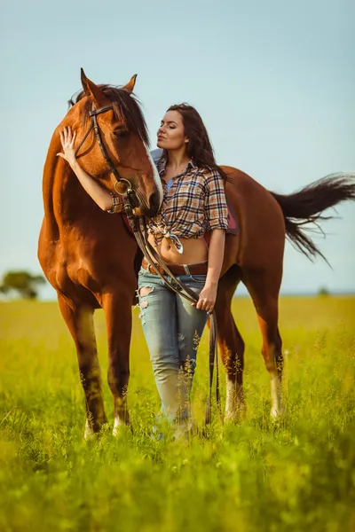 Mulher bonita de pé perto de um cavalo — Fotografia de Stock