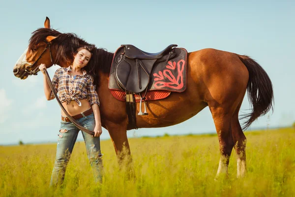 Mulher bonita de pé perto de um cavalo — Fotografia de Stock