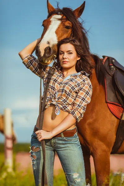 Bella donna in piedi vicino a un cavallo — Foto Stock