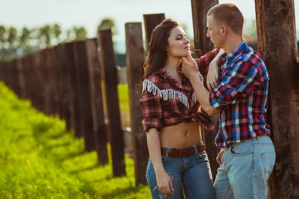 Casal na fazenda olhando perto da cerca — Fotografia de Stock