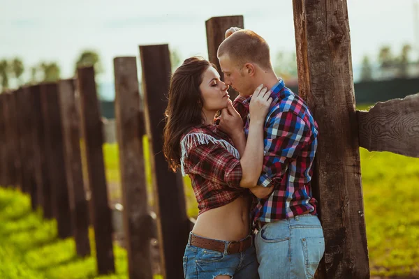 Casal na fazenda olhando perto da cerca — Fotografia de Stock