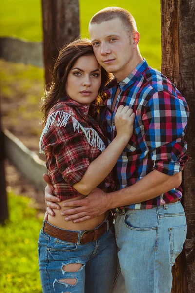 Casal na fazenda olhando perto da cerca — Fotografia de Stock