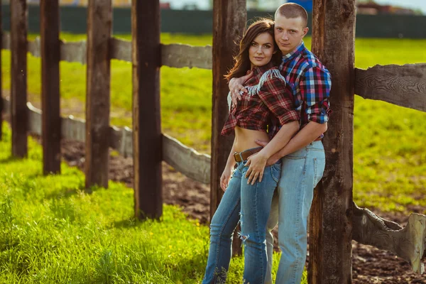 Casal na fazenda olhando perto da cerca — Fotografia de Stock