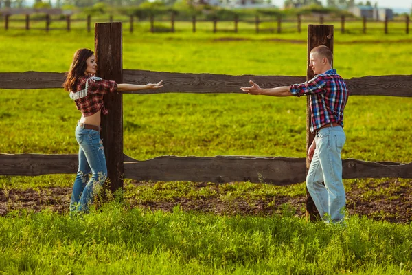 Couple on the farm stading near fence — Stock Photo, Image