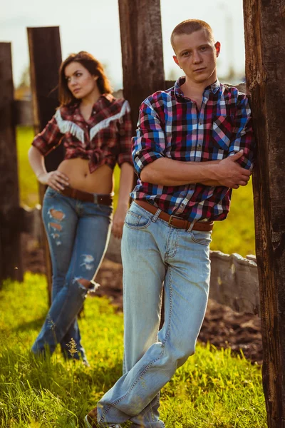 Couple on the farm stading near fence — Stock Photo, Image