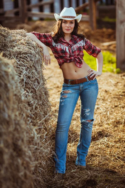 Ung vuxen kvinna poserar på jordbruksmark — Stockfoto