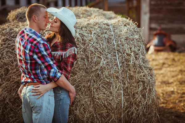 Couple embrassant près de foin — Photo