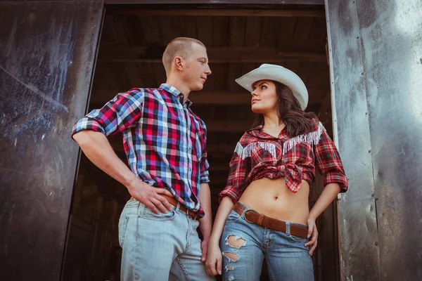 Casal de pé perto estável — Fotografia de Stock