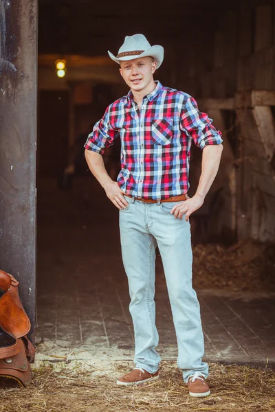 Cowboy stijl man op stabiele — Stockfoto
