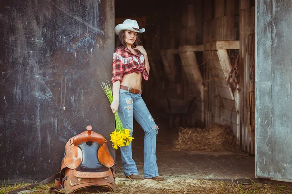 Giovane donna adulta in posa su terreni agricoli — Foto Stock