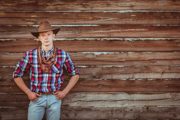 Cowboy estilo homem no estábulo — Fotografia de Stock