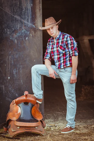 Hombre de estilo vaquero en establo Foto de stock 31869655 chesterf