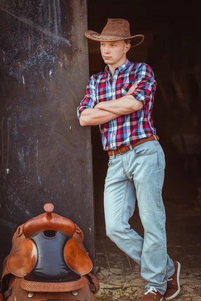 Cowboy-Stil Mann auf Stall — Stockfoto