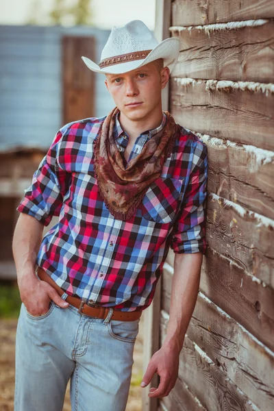 Cowboy estilo homem no estábulo — Fotografia de Stock