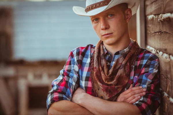 Cowboy estilo homem no estábulo — Fotografia de Stock