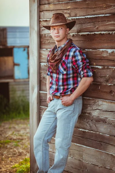 Cowboy estilo homem no estábulo — Fotografia de Stock