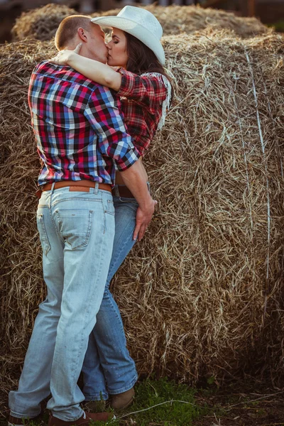 Pareja besándose cerca del heno Imagen De Stock