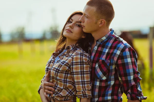 Couple standing on filed — Stock Photo, Image