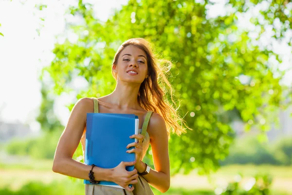 Estudante menina retrato segurando pasta azul — Fotografia de Stock