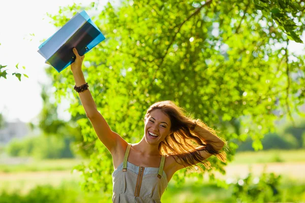 Student meisje portret houden blauwe map — Stockfoto