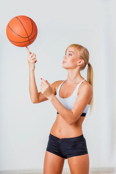 Frau dreht Ball — Stockfoto