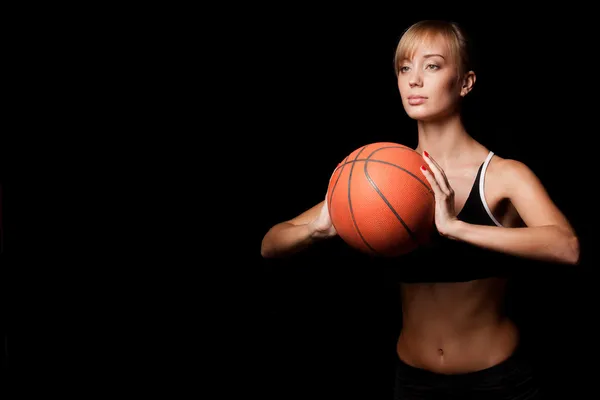 Женщина, стоящая с баскетболом — стоковое фото