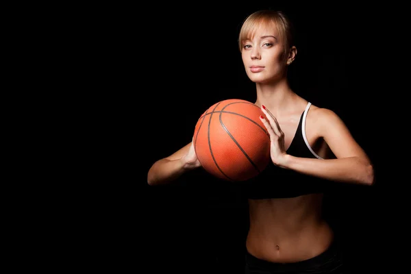 Woman standing with basketball — Stock Photo, Image