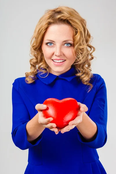 Vrouw bedrijf hart — Stockfoto