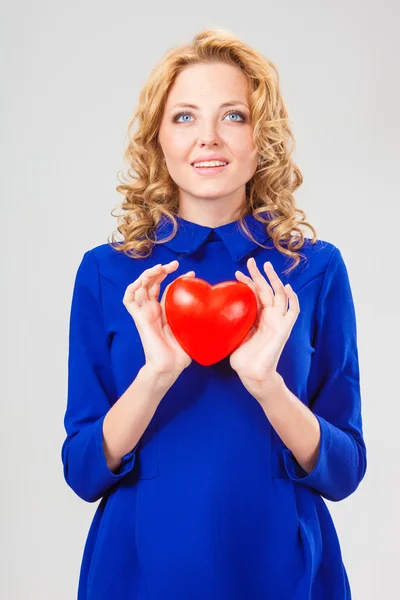 Vrouw bedrijf hart — Stockfoto