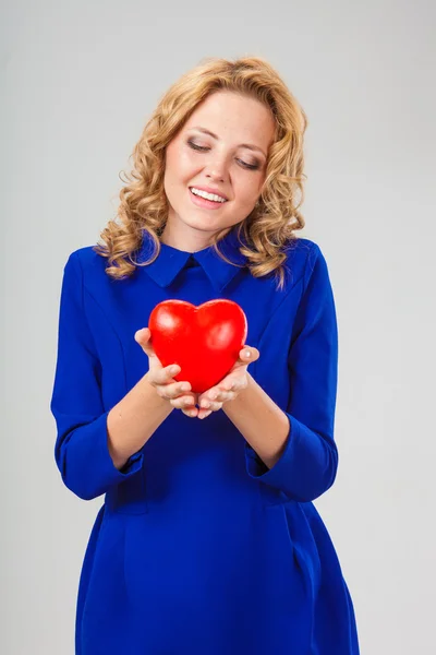 Kvinna anläggning hjärta — Stockfoto