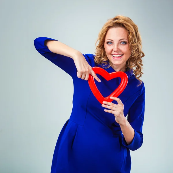 Donna che tiene il cuore — Foto Stock