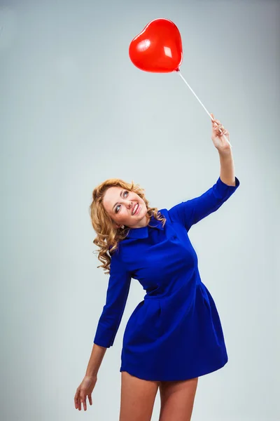 Mujer rubia sosteniendo globos — Foto de Stock