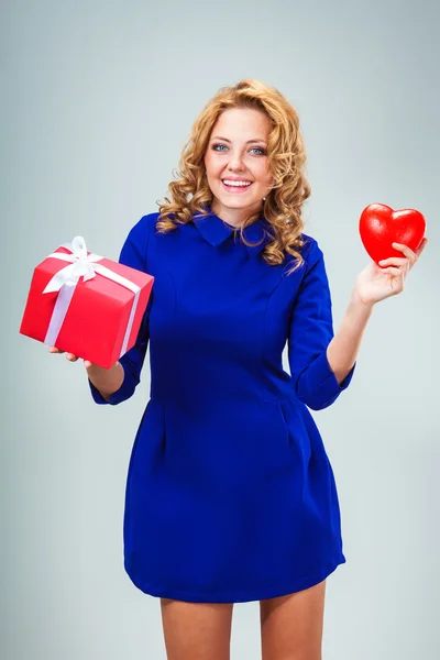 Mujer sosteniendo corazón y caja de regalo — Foto de Stock