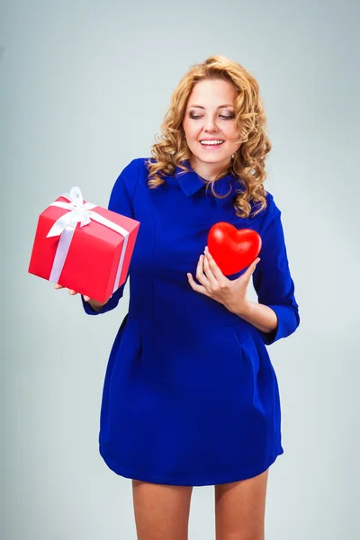 Vrouw bedrijf hart en geschenkdoos — Stockfoto