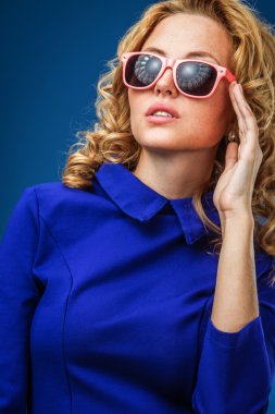 mavi elbise giyen kadın