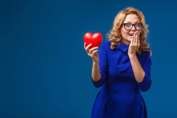 Femme drôle tenant forme de coeur — Photo