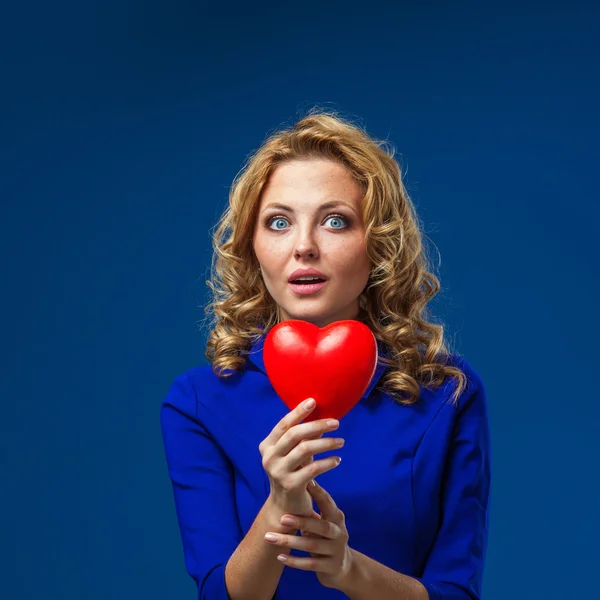 Donna che tiene forma di cuore — Foto Stock