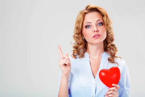 Mujer sosteniendo forma de corazón rojo —  Fotos de Stock