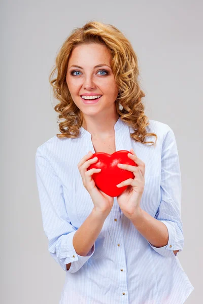 Vrouw bedrijf rood hartsymbool — Stockfoto