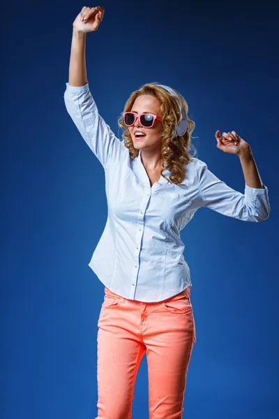 Mujer con auriculares —  Fotos de Stock