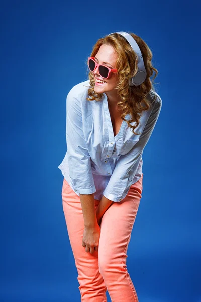 Mujer con auriculares y gafas de sol —  Fotos de Stock