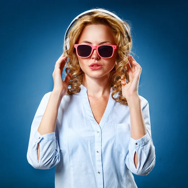 Femme portant écouteurs et lunettes de soleil — Photo